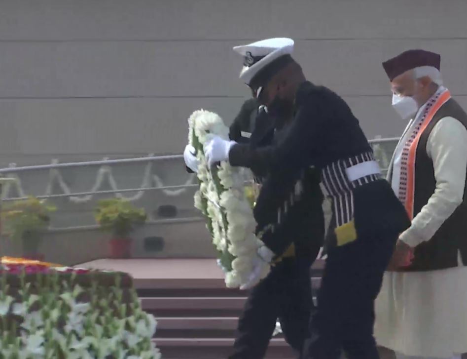 Prime Minister Narendra Modi laying wreath