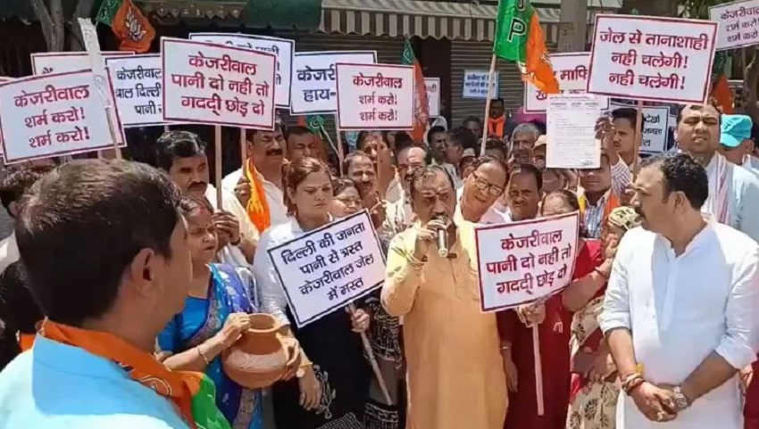 BJP leaders protested  water crisis.